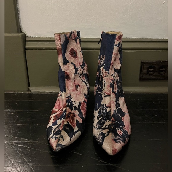 Size 8 Anthropologie boots - Picture 3 of 3